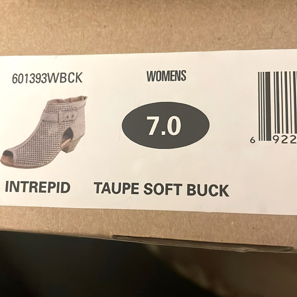 Earth intrepid taupe soft buck shoes size 7